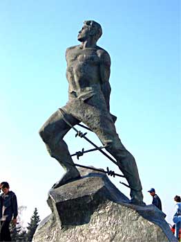 Памятник М. Джалиль в г. Казань